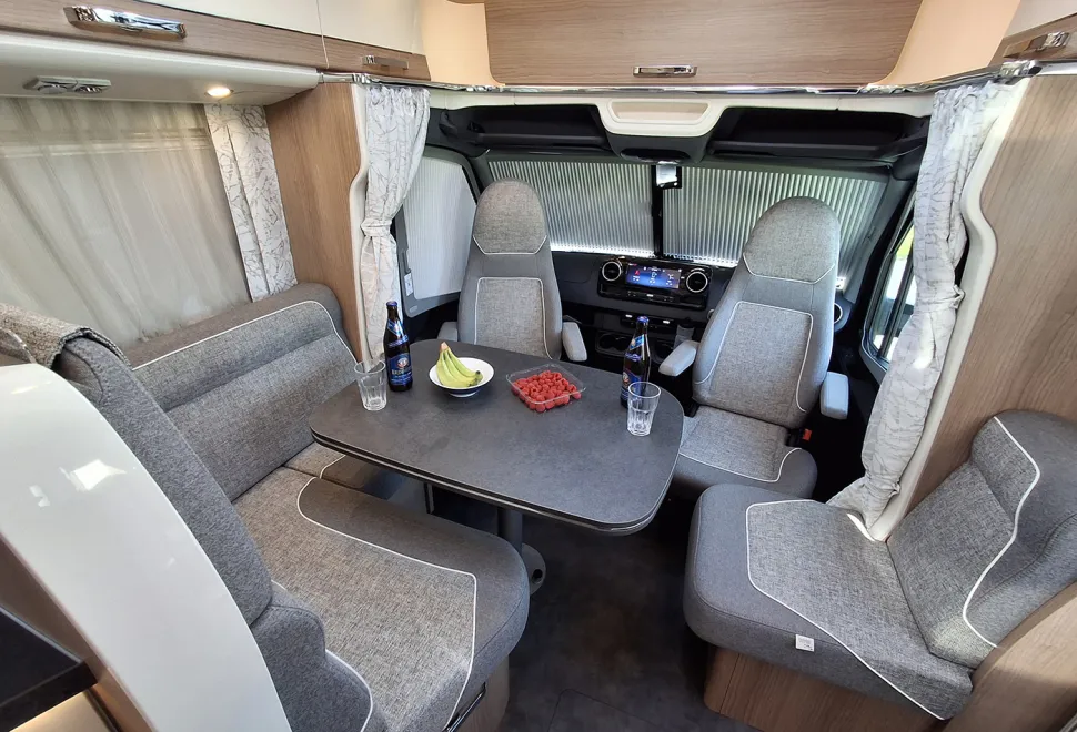 Malibu T450 RB-LE Lightweight - lounge with cab seats swivelled