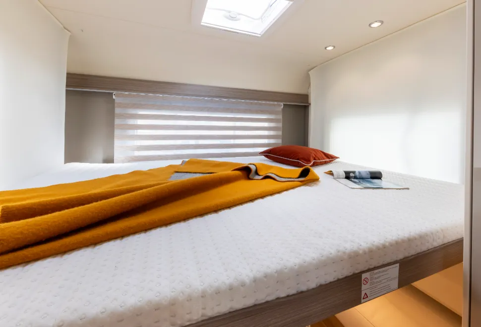 Bürstner Lyseo I 744 drop-down bed