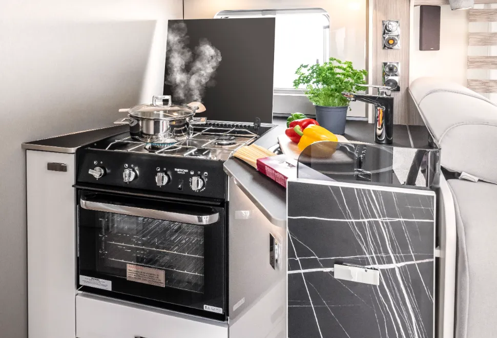 Bürstner Lyseo I 744 kitchen