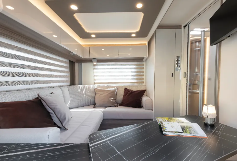 Bürstner Lyseo I 744 rear lounge