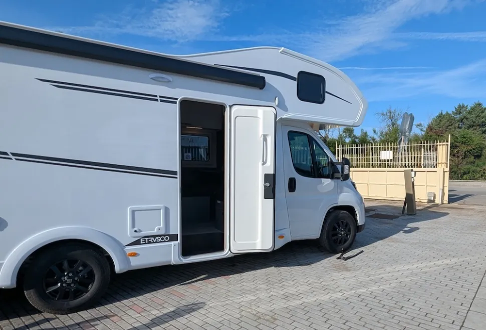 Etrusco A 6.9 SB 2026 motorhome showing windowless habitation door