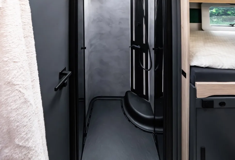 Shower floor: Frankia Noctra Cruiser 7.6L