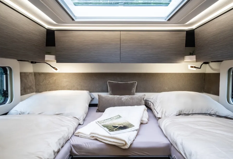 View of standard single bed model without panoramic window and high-level lockers on the rear wall instead: Frankia Noctra Cruiser 7.6L