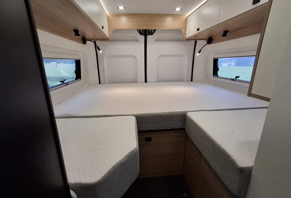 The bed inside the Pilote Évidence V630J