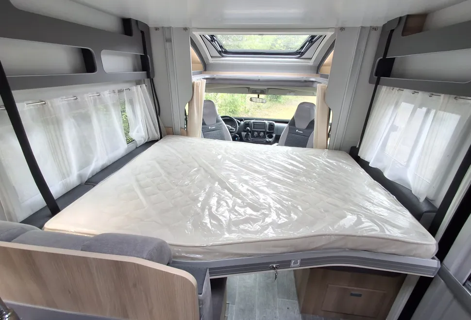 The bed inside the Itineo Cozi PS740