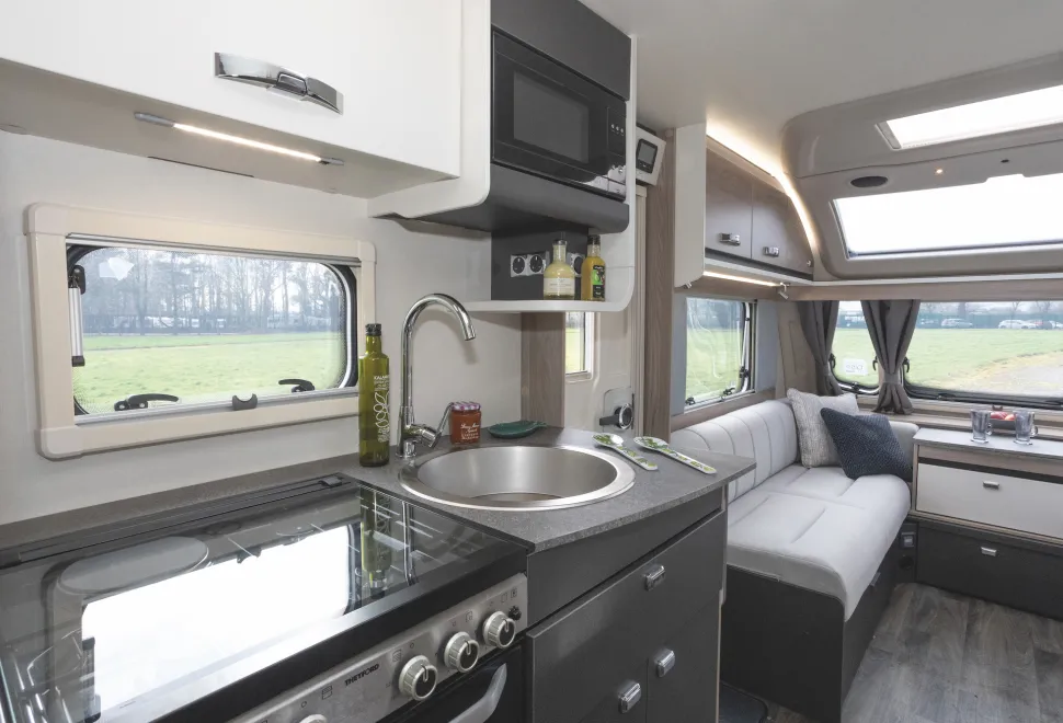 Challenger 590 kitchen