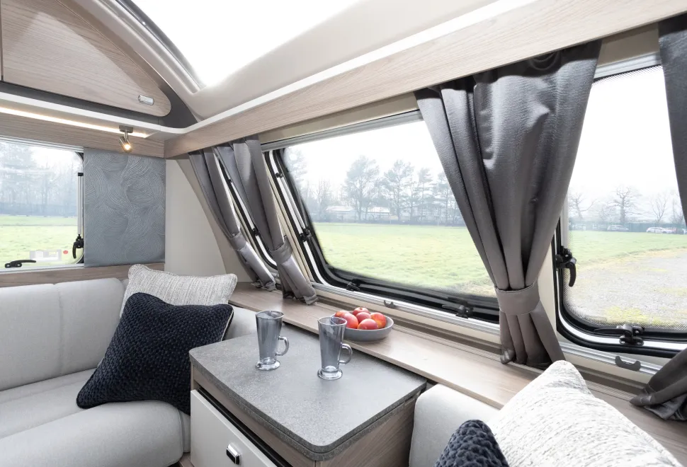 Challenger 590 interior lounge