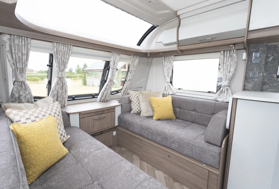 Coachman VIP 565 lounge