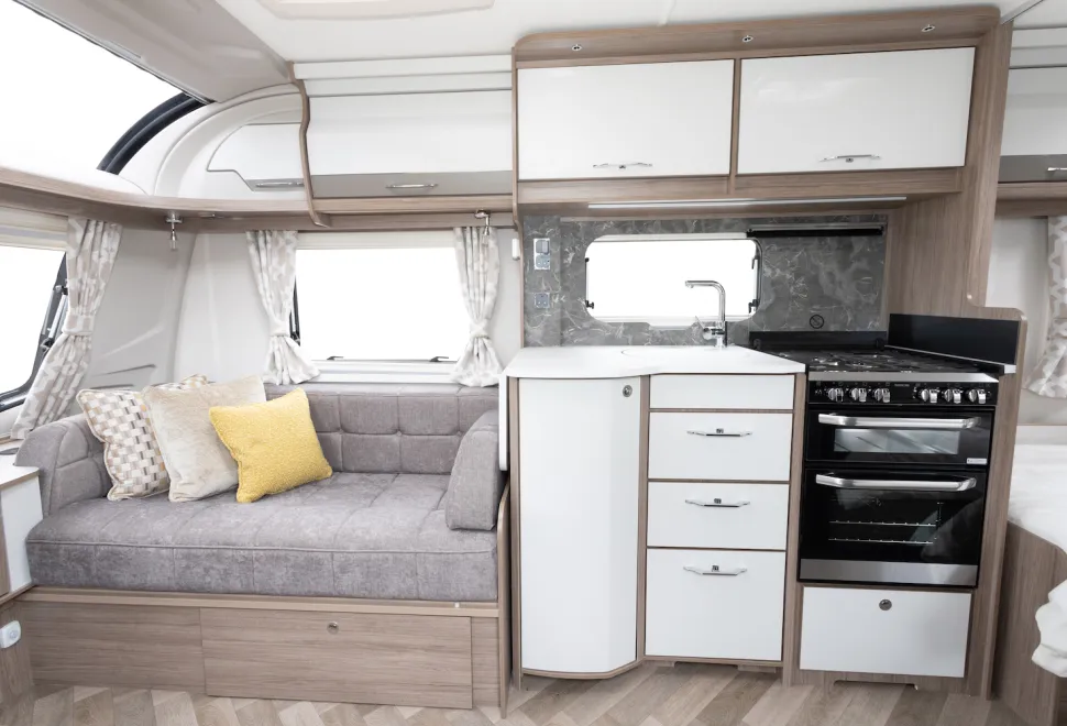 Coachman VIP 565 lounge and kitchen