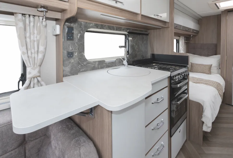 Coachman VIP 565 kitchen