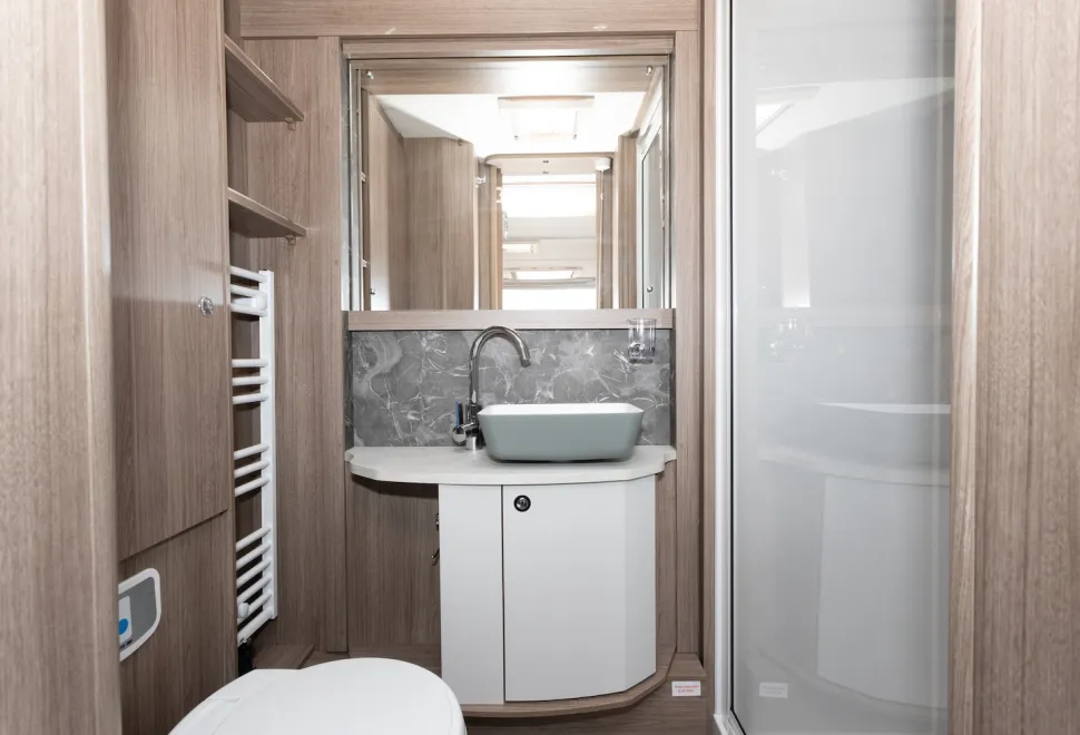 Coachman VIP 565 washroom