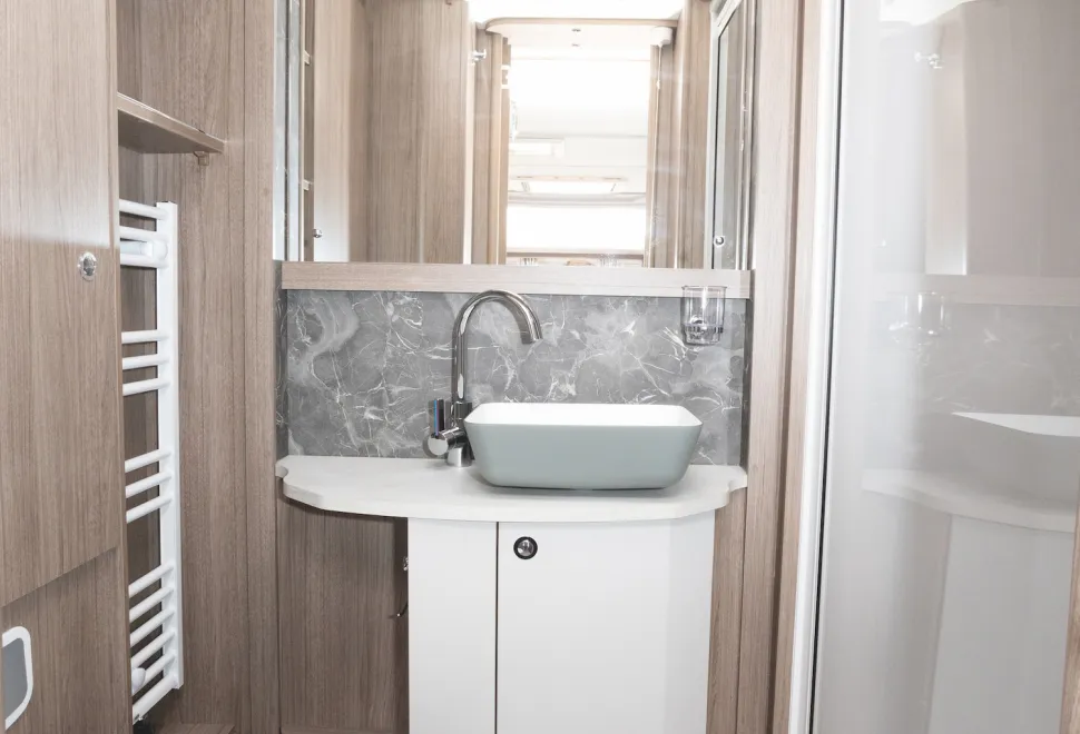 Coachman VIP 565 washroom