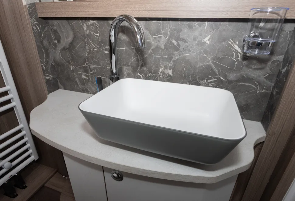 Coachman VIP 565 washroom