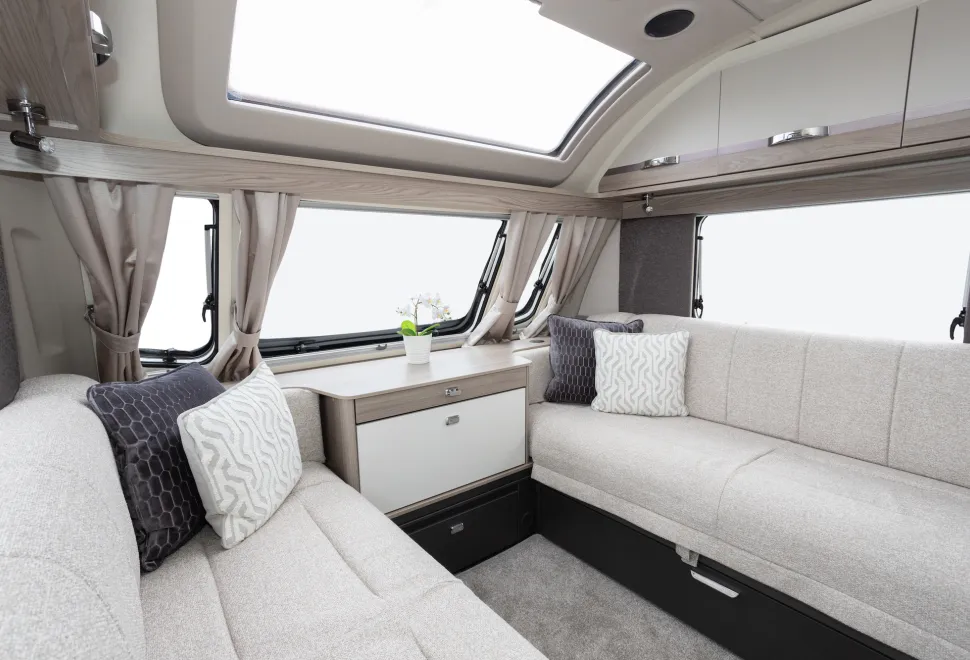 Swift Conqueror Grande 645 lounge