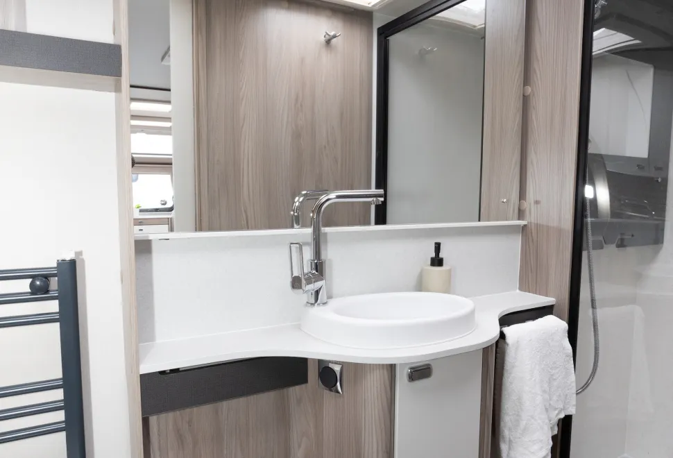 Swift Conqueror Grande 645 washroom