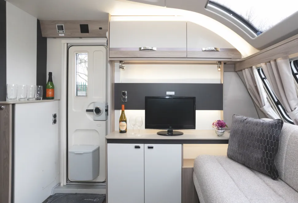 Lounge of the Swift Conqueror Grande 560L