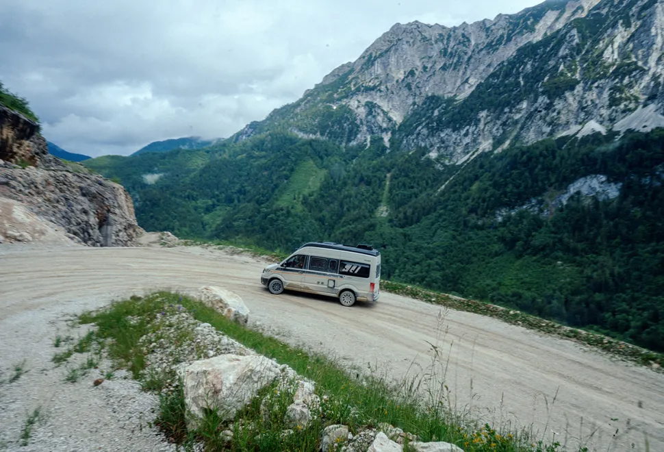 Carado CV595 on a switchback mountain road that's unpaved