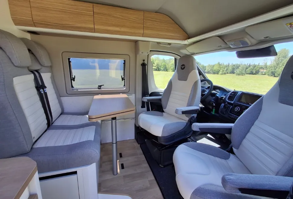 JOA V630L Interior