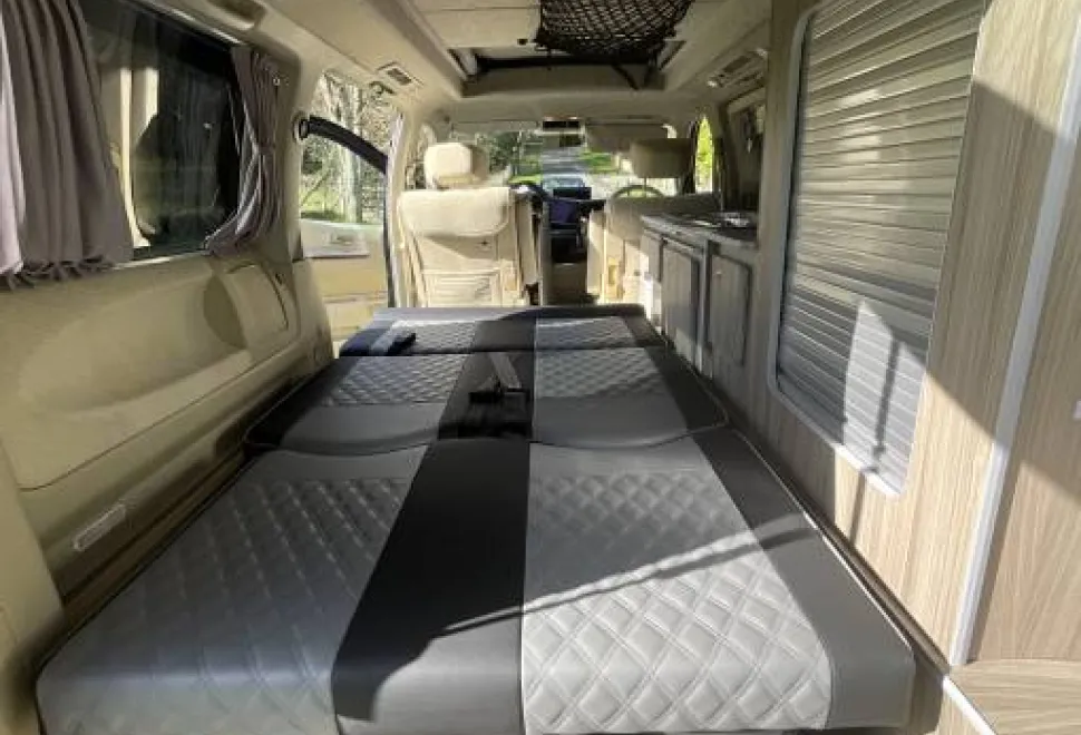 Nissan Elgrand  2005