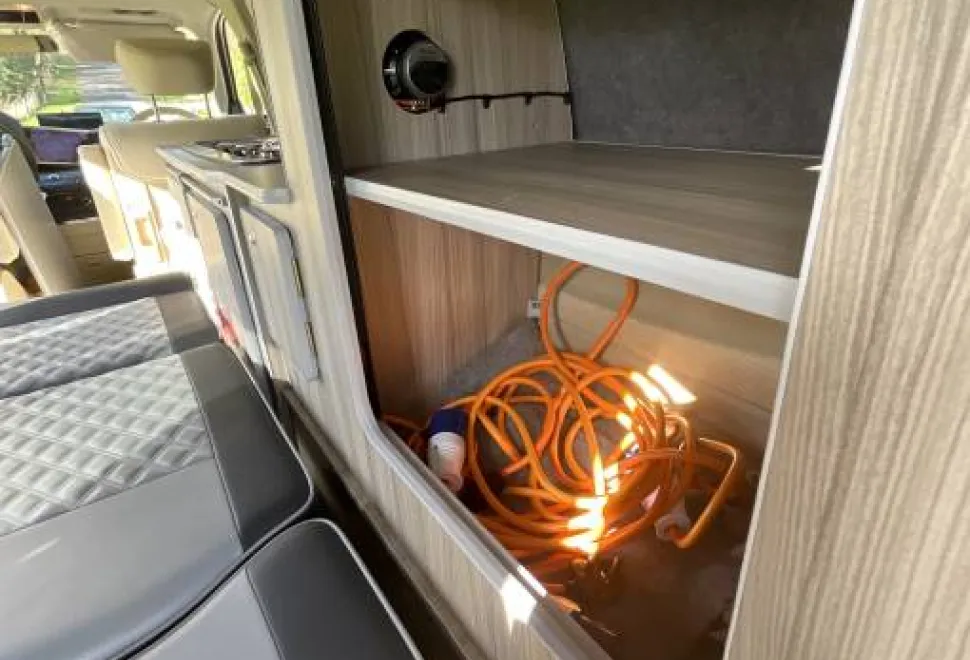 Nissan Elgrand  2005