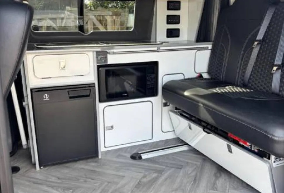 Volkswagen T6.1 Transporter Highline AVT Campers 2023