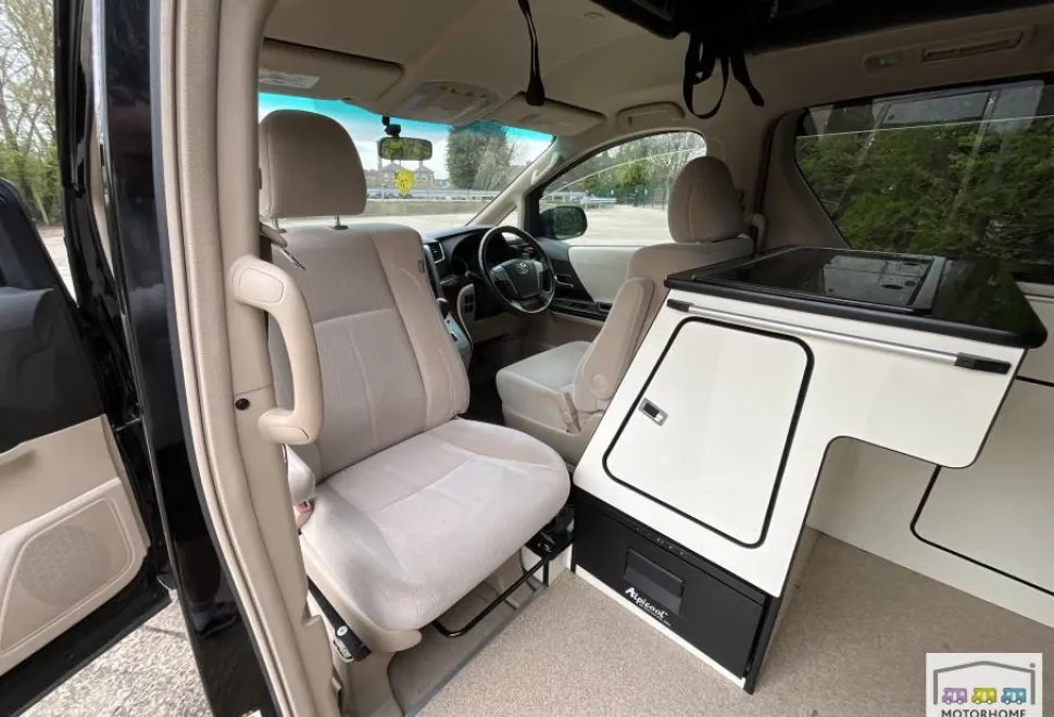 Toyota Vellfire   2010