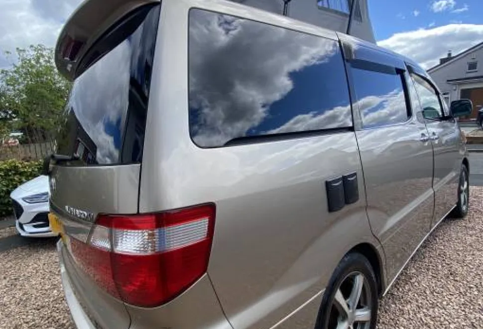 Toyota Alphard  2005
