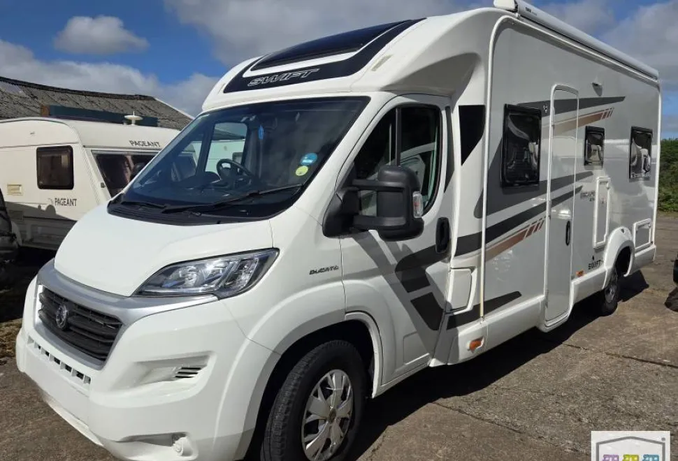 Swift Escape 674 2019