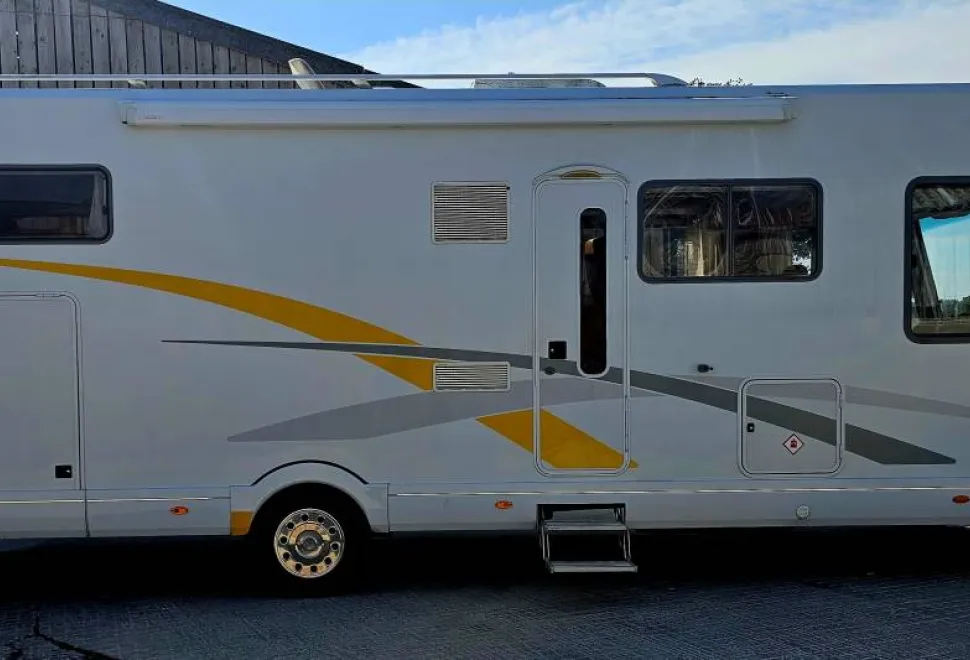 Niesmann and Bischoff Flair 8000iEB 2006