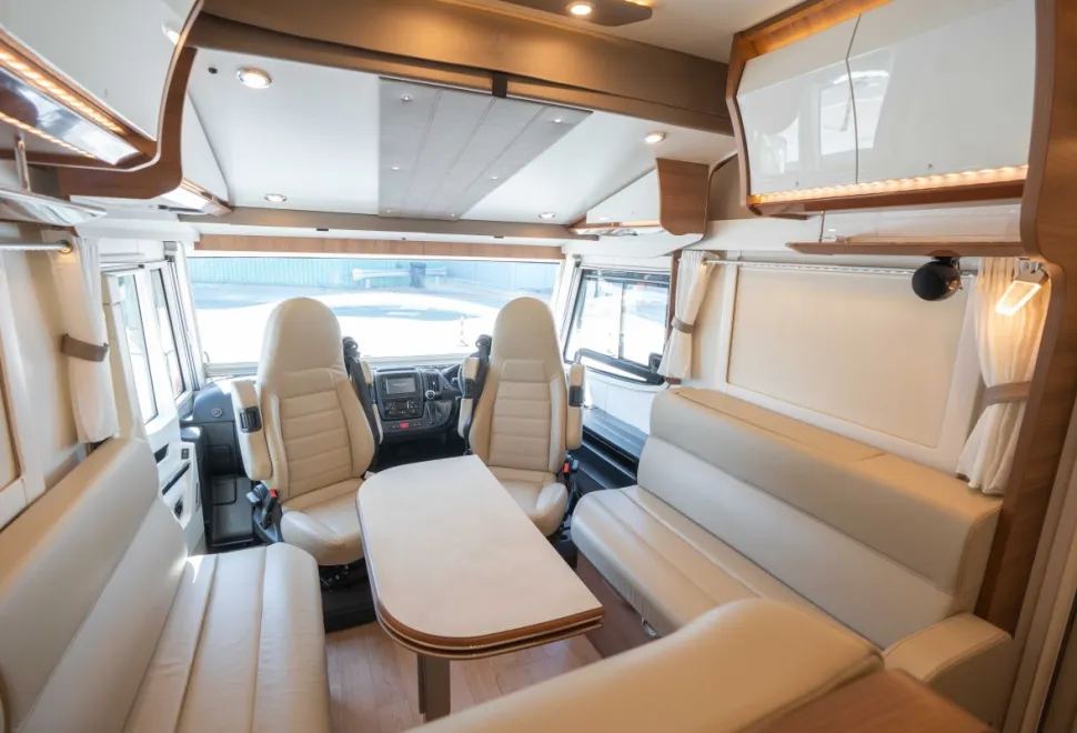 Rapido i1090 Distinction 180BHP Auto 2021