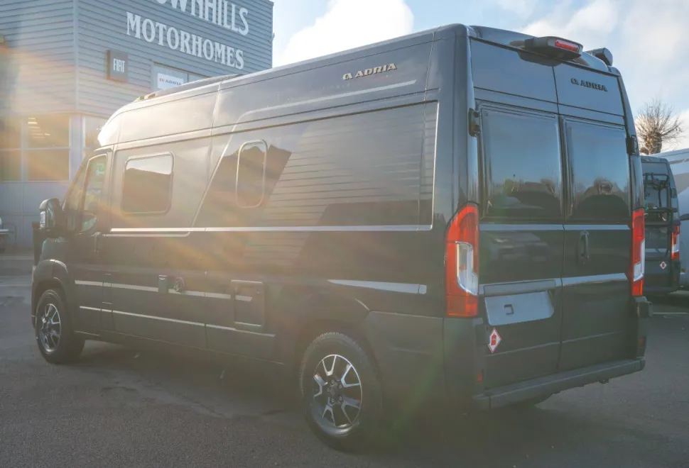 Adria Twin Supreme 600 SPB 140BHP 2026