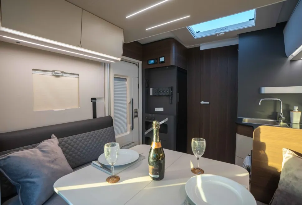 Adria Matrix Supreme 670 DL 180BHP Auto 2026