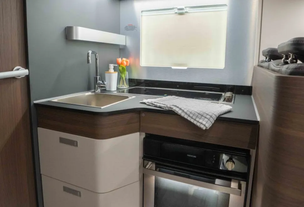 Adria Matrix Supreme 670 SC 180BHP Auto 2026