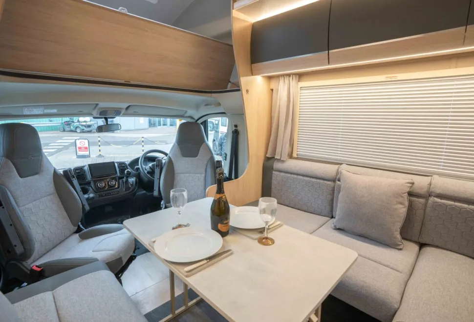 Autotrail Expedition C73 140BHP Auto 2026