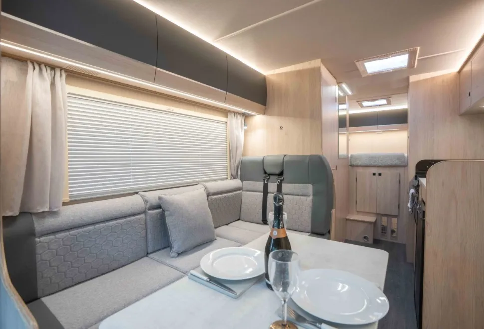 Autotrail Expedition C73 140BHP Auto 2026