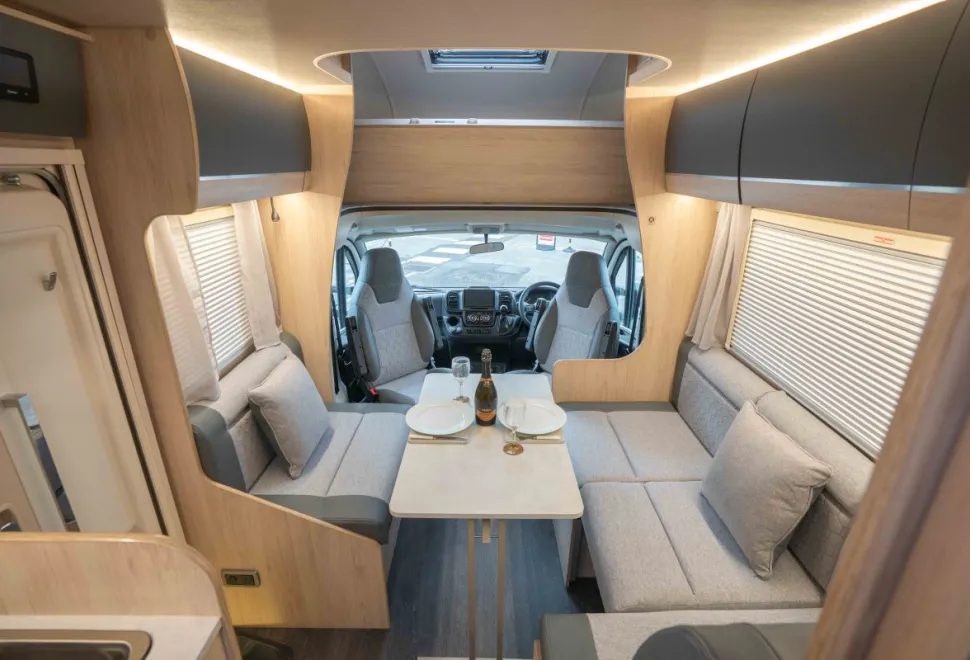 Autotrail Expedition C73 140BHP Auto 2026