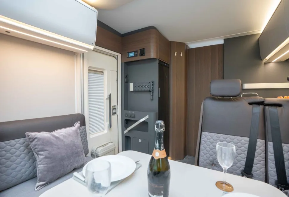 Adria Coral Supreme 670 SL 180BHP Auto 2026