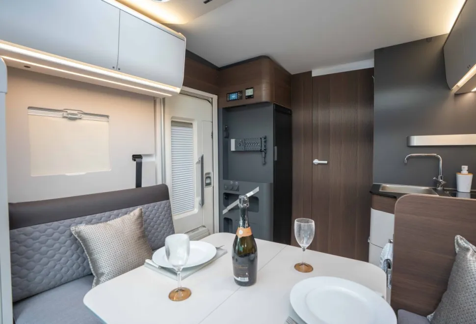 Adria Coral Supreme 670 DC 180BHP Auto 2026
