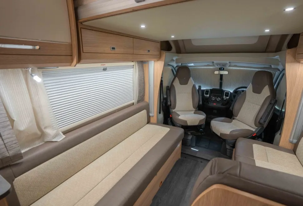 Autotrail Tracker EKS 140BHP 2021