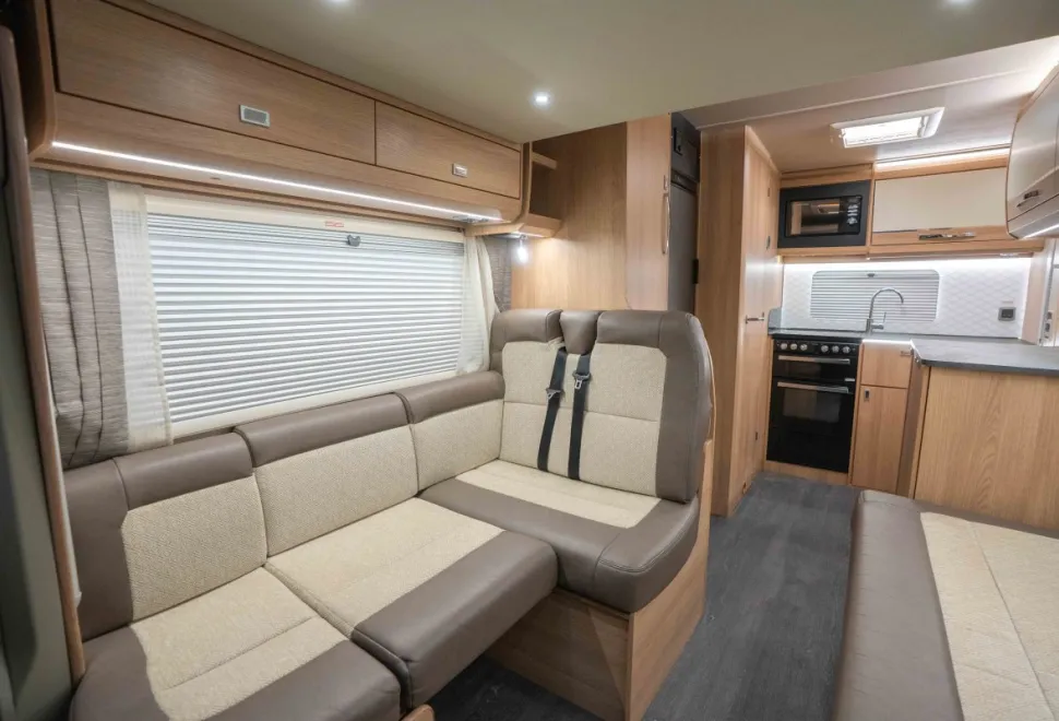 Autotrail Tracker EKS 140BHP 2021