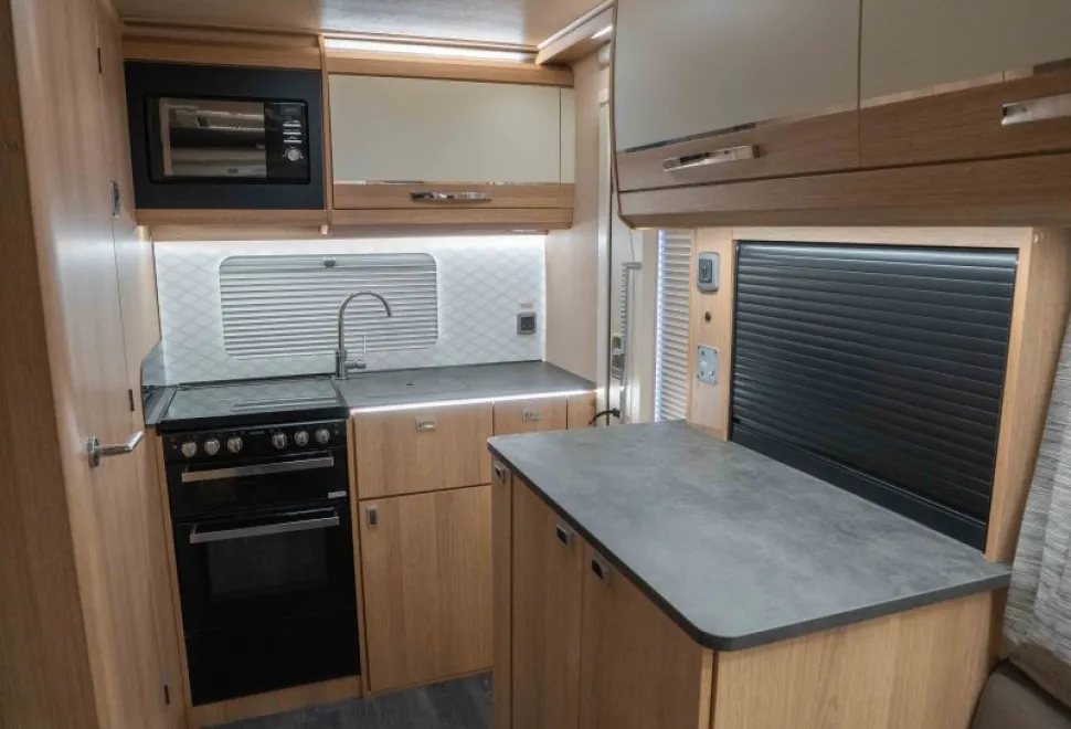 Autotrail Tracker EKS 140BHP 2021