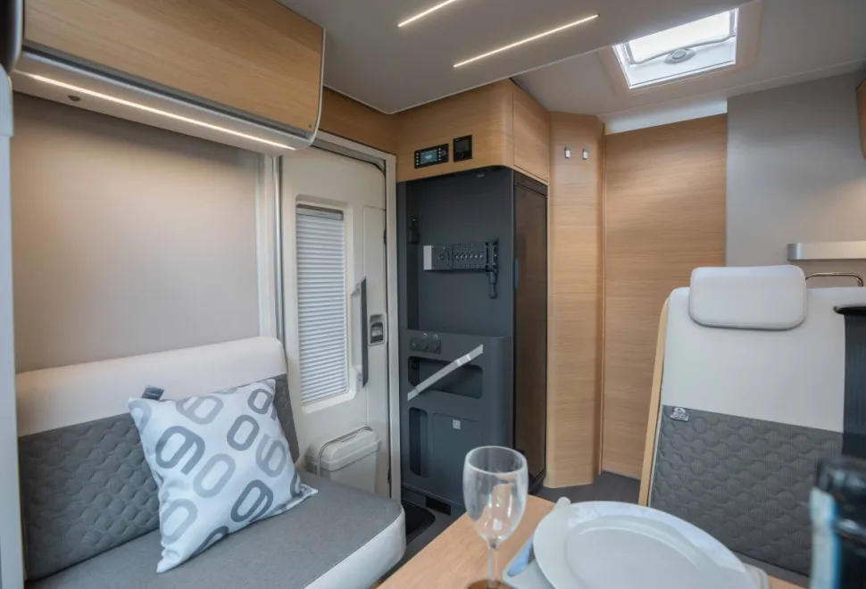 Adria Matrix 670 SL 60Y 140BHP Auto 2026
