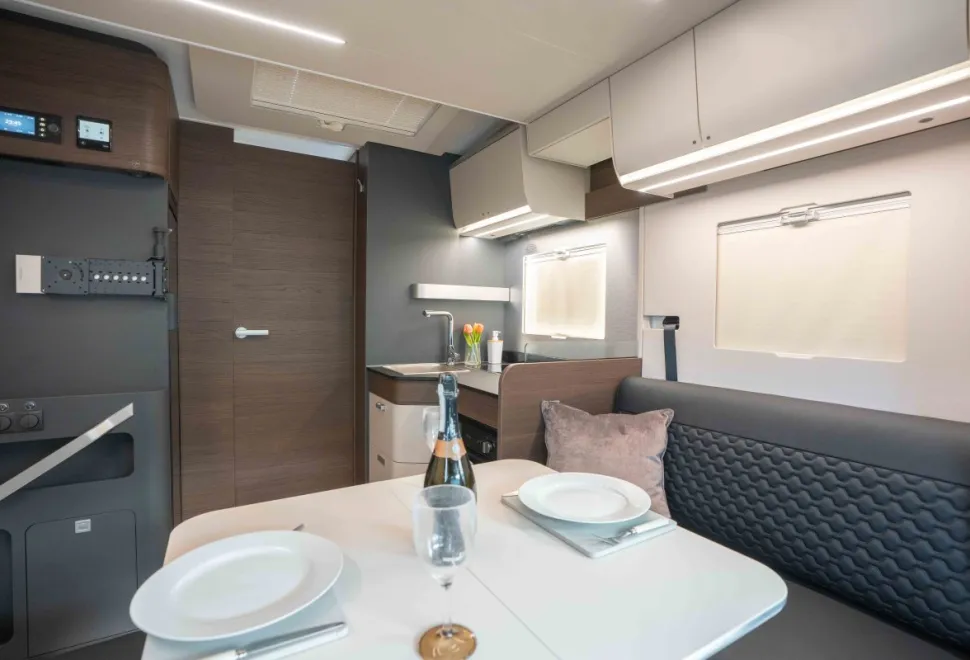 Adria Matrix Supreme MB 670 DC 170BHP Auto 2026