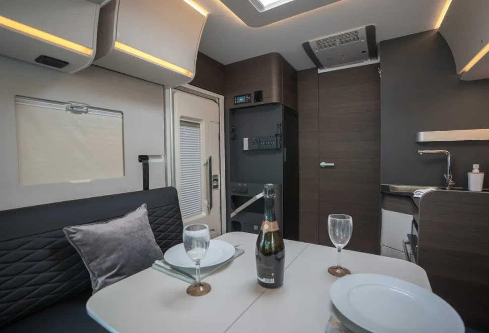 Adria Sonic Supreme 700 DL 180BHP Auto 2026