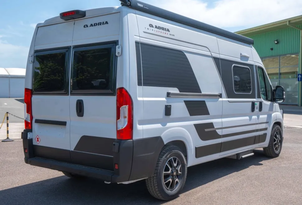 Adria Twin Supreme 600 SPB 140BHP 2026