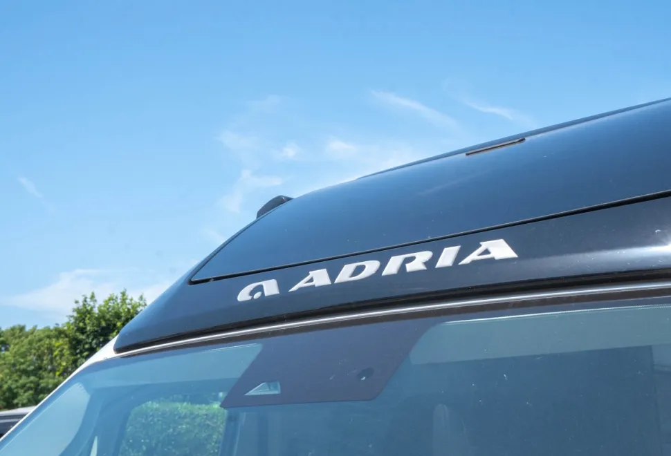 Adria Twin Supreme 600 SPB 140BHP 2026