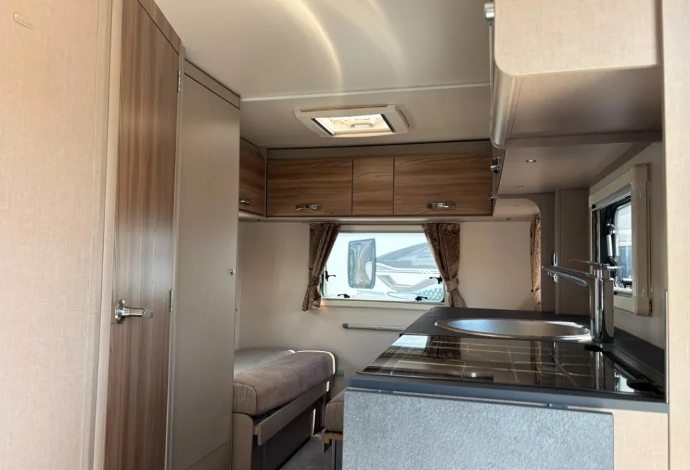 Swift Champagne 486 2021