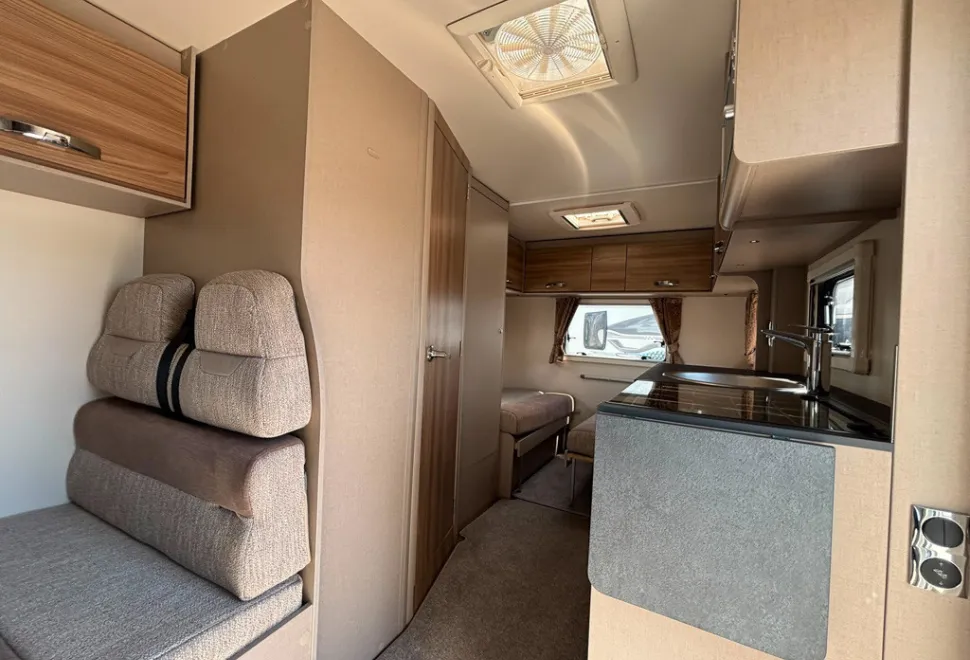 Swift Champagne 486 2021