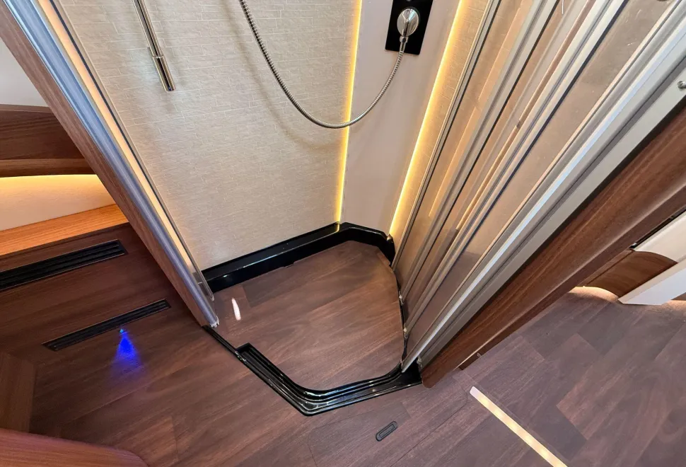 Carthago Motorhomes  Chic e-line I 51 QB Yachting 2021