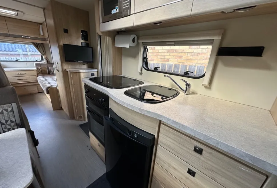 Elddis Autoquest Evolution 180 (Brownhills special with black cab) 2015
